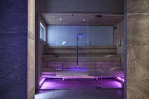Un sauna, una bañera de hidromasaje, baño turco, baño turco/hammam