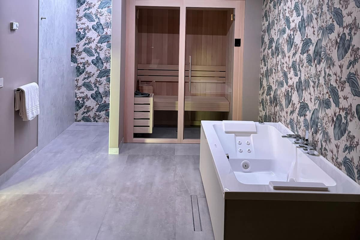 Chambre Deluxe | Minibar, coffres-forts dans les chambres, bureau
