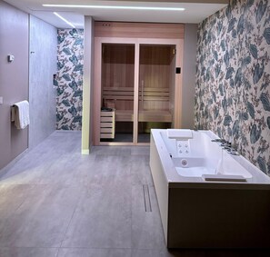 Suite with Private Jacuzzi and Sauna | Minibar, in-room safe, desk, laptop workspace - Hotel Saccardi & Spa - Adults Only (Sommacampagna)