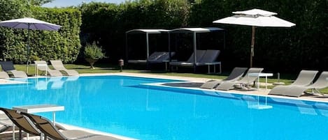 Piscina interna, piscina externa sazonal, guarda-sóis, espreguiçadeiras