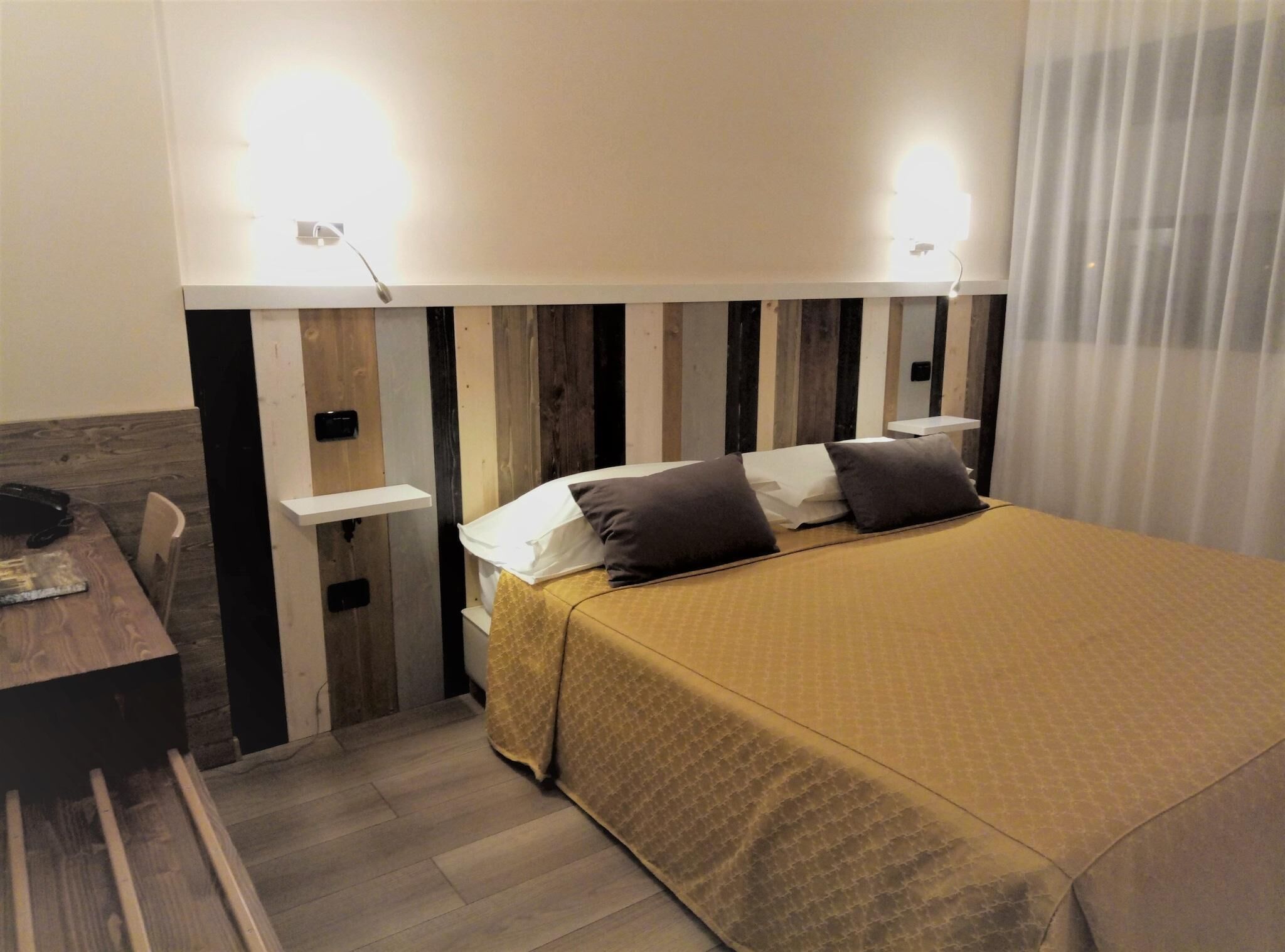 Minibar, coffres-forts dans les chambres, bureau