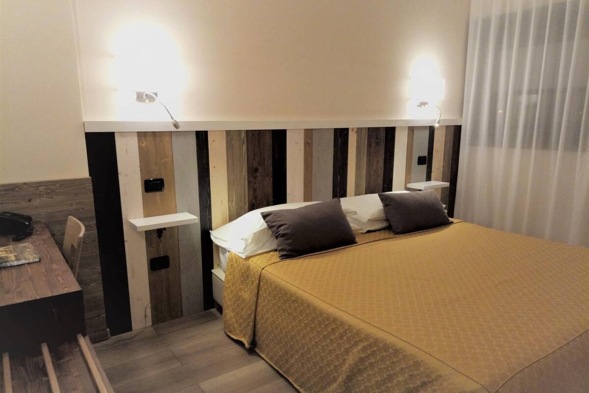 Minibar, in-room safe, desk, laptop workspace