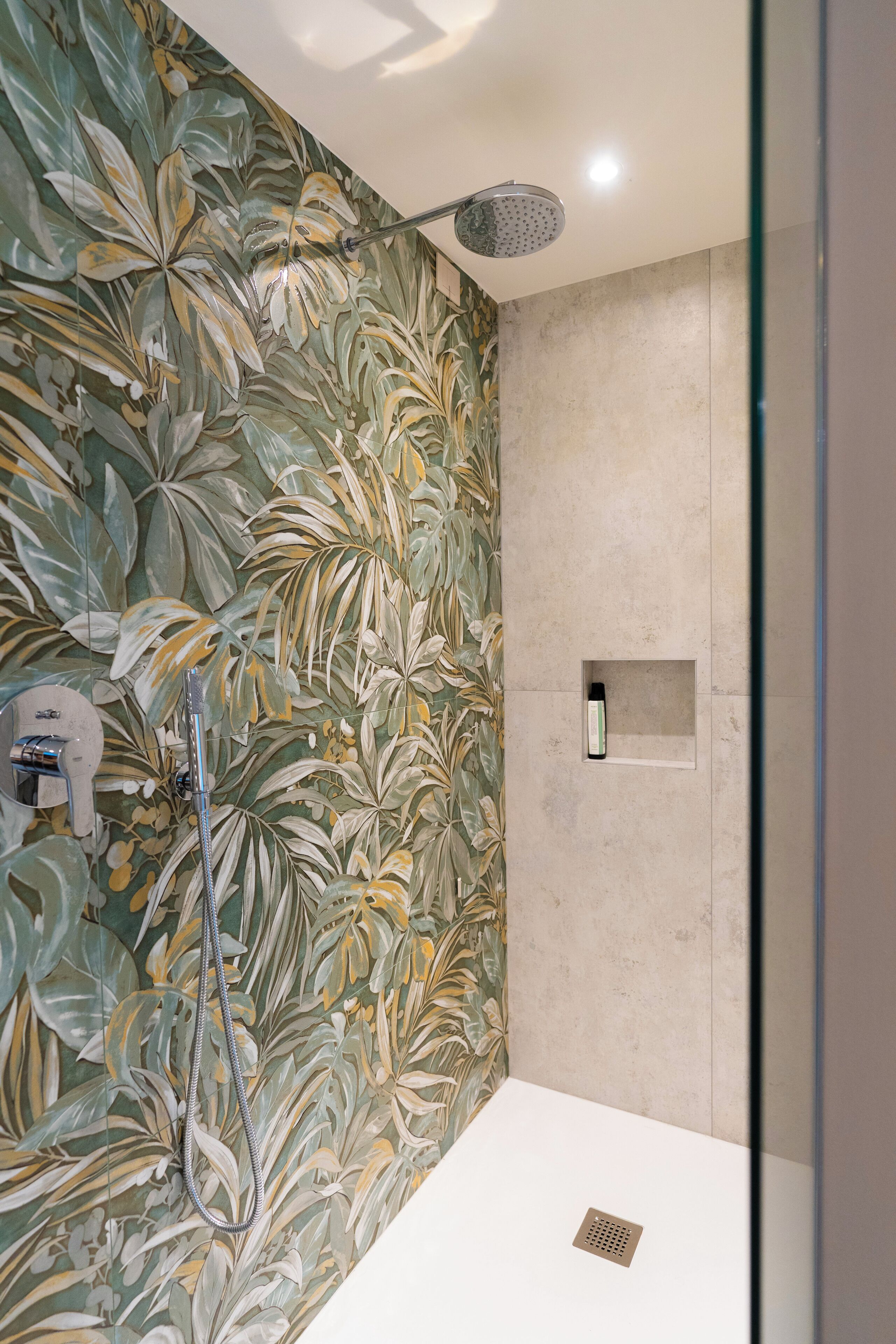 Un bagno moderno con doccia, WC e lavabo.