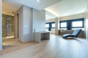 Minibar, coffres-forts dans les chambres, bureau