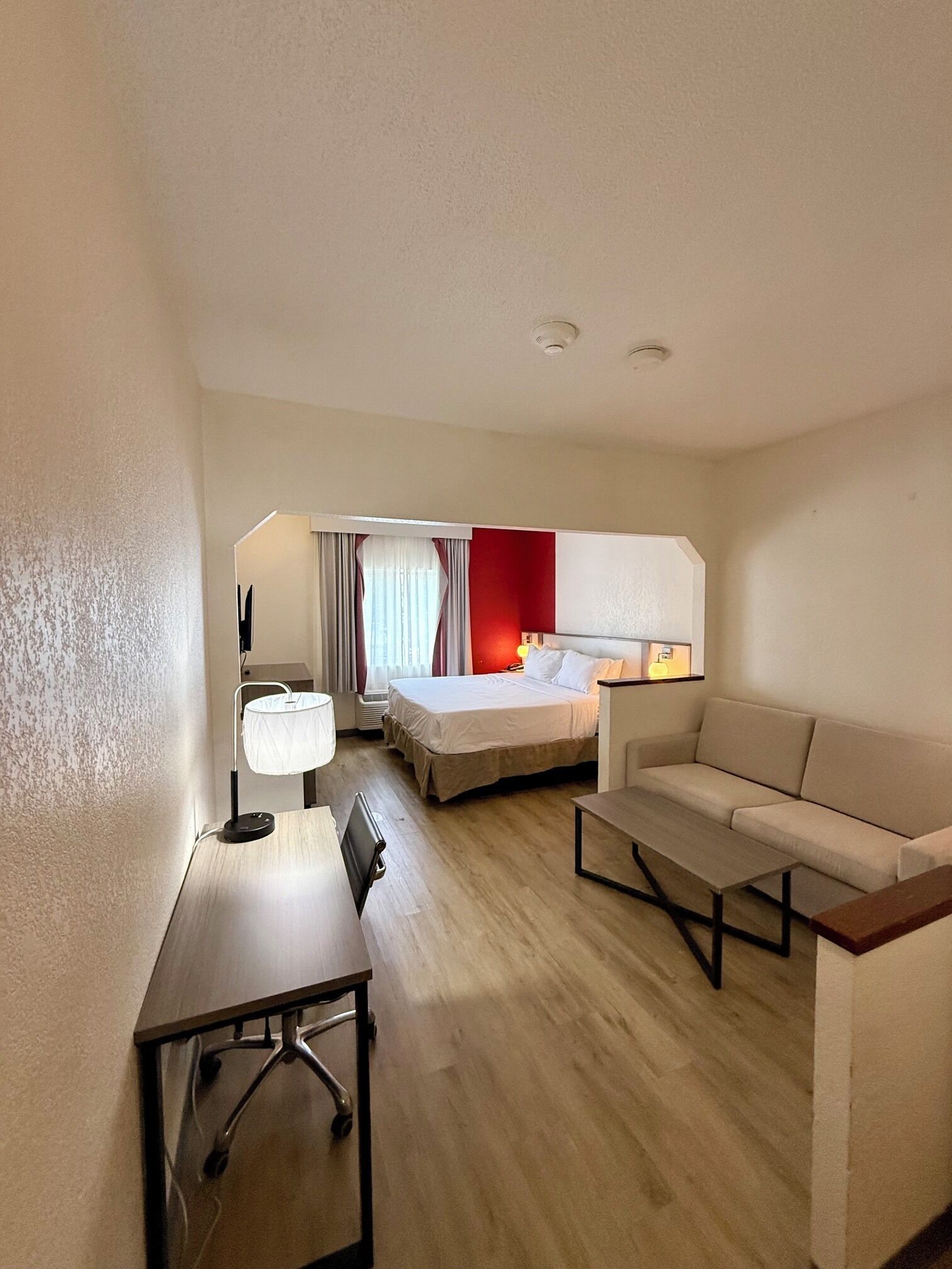 Business Suite, 1 King Bed, Non Smoking, Jetted Tub | Iron/ironing board, cots/infant beds, free WiFi, bed sheets