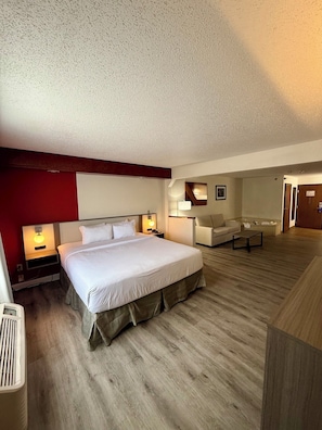Suite, 1 King Bed, Non Smoking, Jetted Tub (Luxury) | Iron/ironing board, cribs/infant beds, free WiFi, bed sheets - Ramada by Wyndham Glendale Heights/Lombard (Glendale Heights)