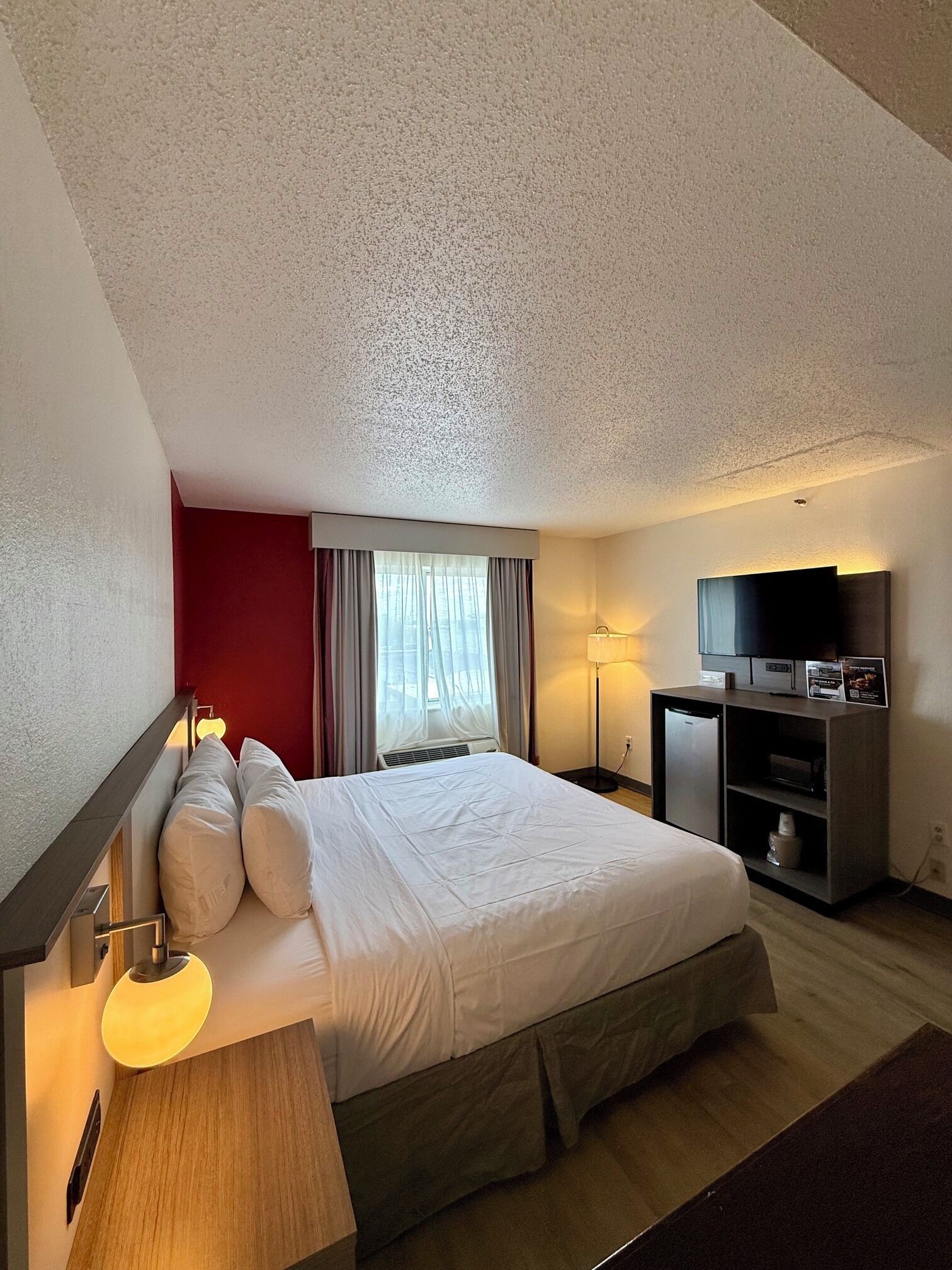 Suite, 1 King Bed, Non Smoking | Iron/ironing board, cots/infant beds, free WiFi, bed sheets