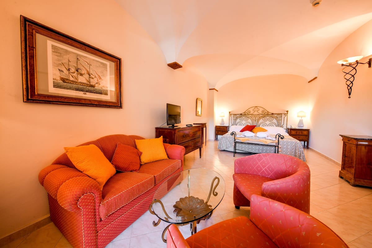 Minibar, free WiFi, bed sheets