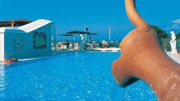 من حمّامات السباحة المغطاة، حمّام سباحة خارجي