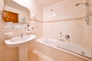 Chambre Familiale | Salle de bain | Douche à « effet pluie », articles de toilette gratuits, sèche-cheveux