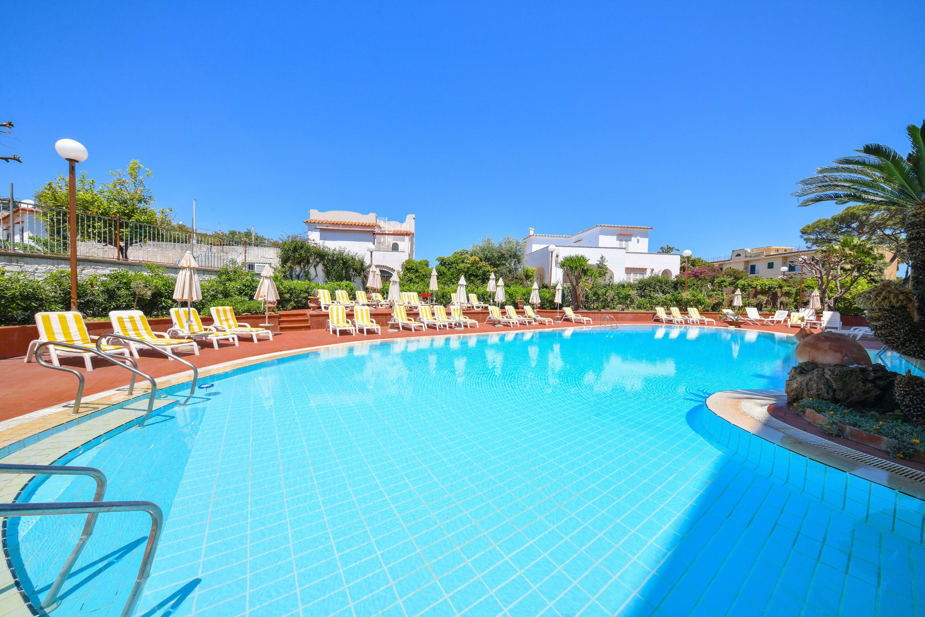 Inomhuspool och utomhuspool