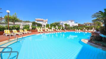 Inomhuspool och utomhuspool