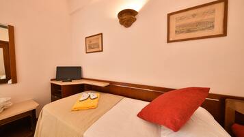 Trippelrum | Minibar, gratis wi-fi och sÀngklÀder