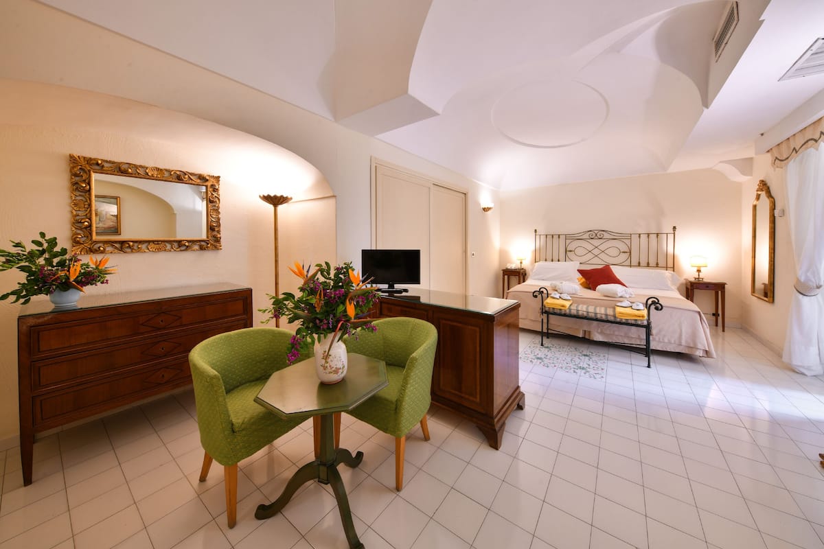 Minibar, free WiFi, bed sheets