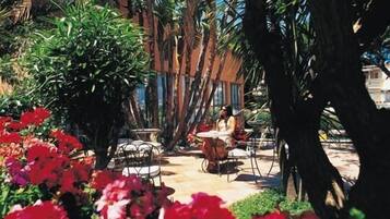 المنطقة المحيطة بالمنشأة