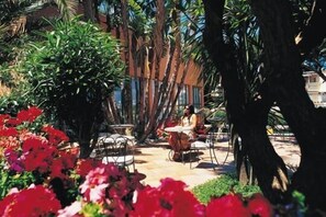 المنطقة المحيطة بالمنشأة