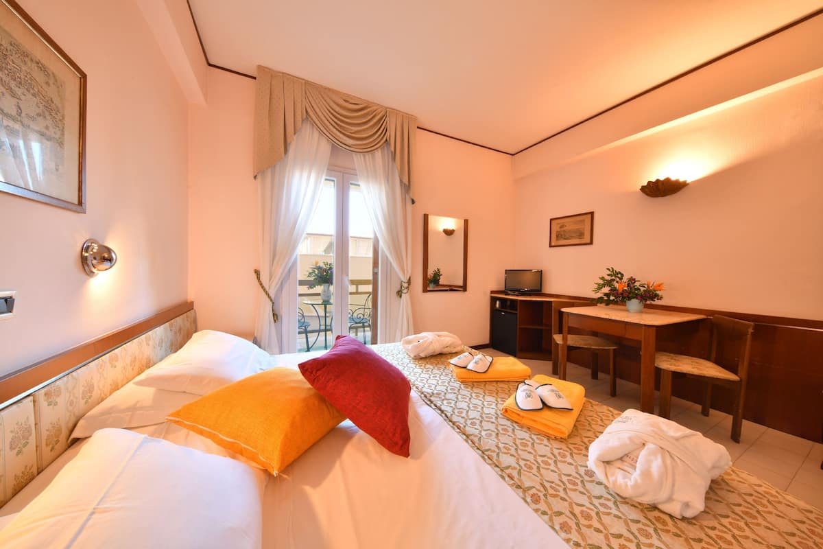 Minibar, free WiFi, bed sheets