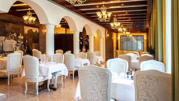 2 restaurantes; se sirven desayunos, almuerzos, cenas y cocina italiana