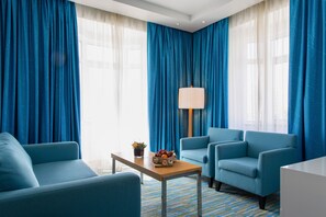 تلفزيون إل سي دي بحجم 32-بوصة يعرض قنوات تلفزيونية باشتراك مدفوع