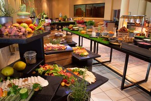 Petit déjeuner buffet servi tous les jours en supplément