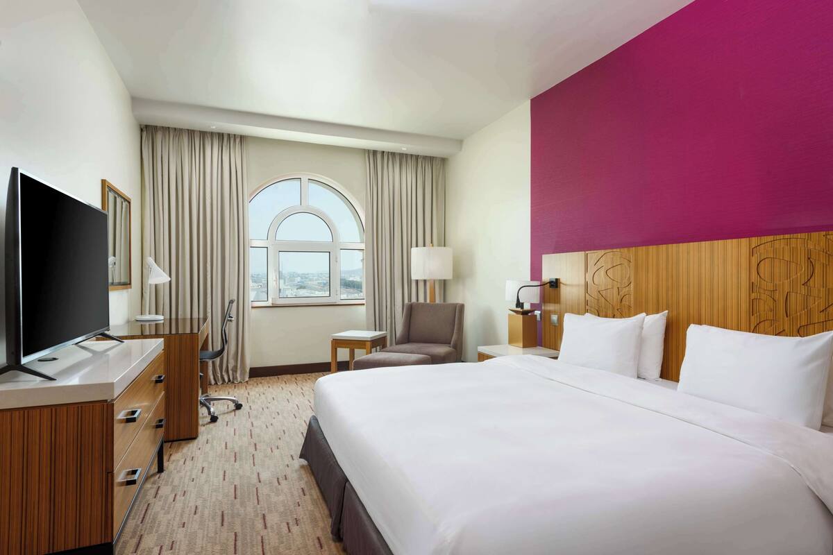 Executive Room (Lounge Access) | Down comforters, minibar, in-room safe, desk