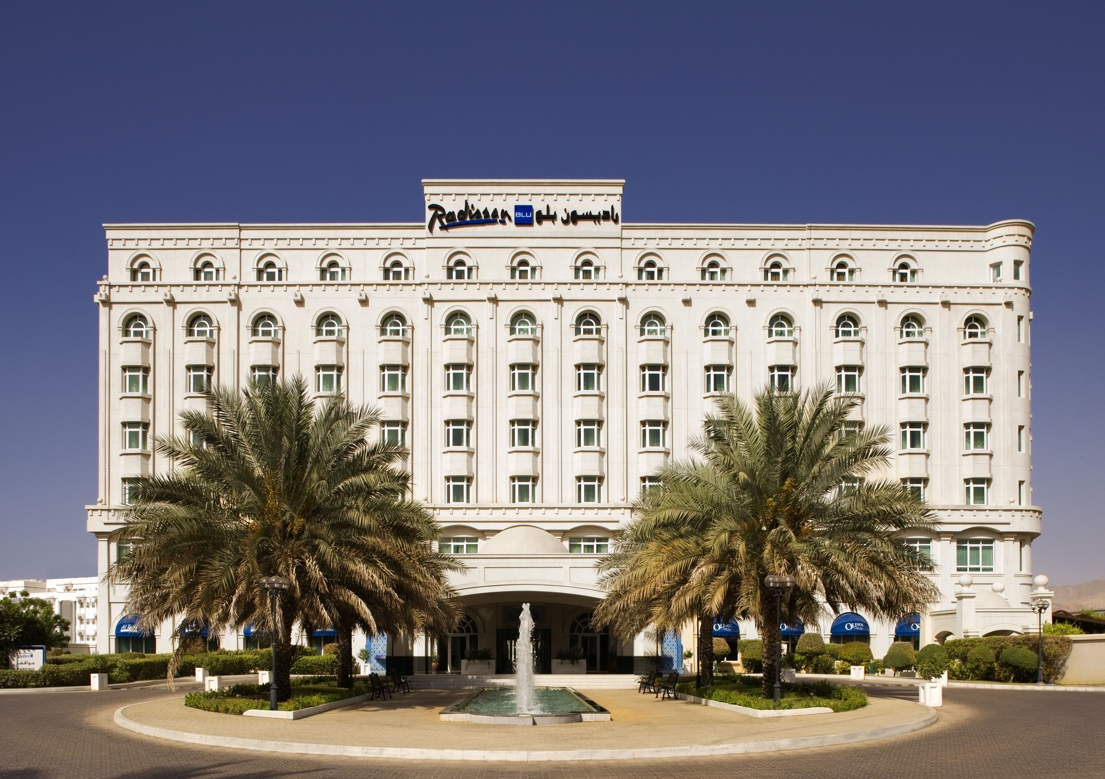 Un edificio grande y blanco con un letrero que dice 'Radisson Blu Hotel'.