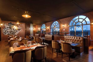 2 restaurants; breakfast, lunch, dinner, and brunch served - Radisson Blu Hotel, Muscat (Muscat)