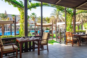 2 restaurants; breakfast, lunch, dinner, and brunch served