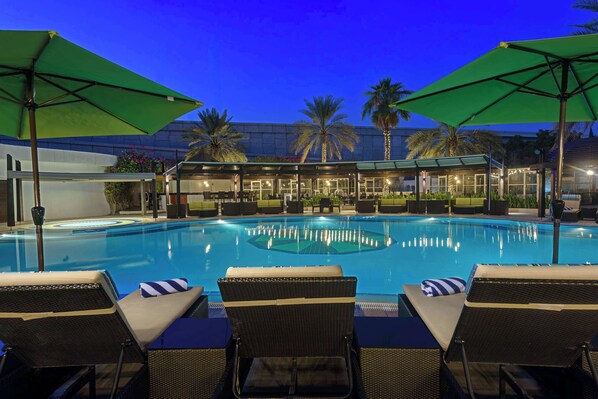 حمّام سباحة خارجي، مظلات على حمّام السباحة، مقاعد للتشمس