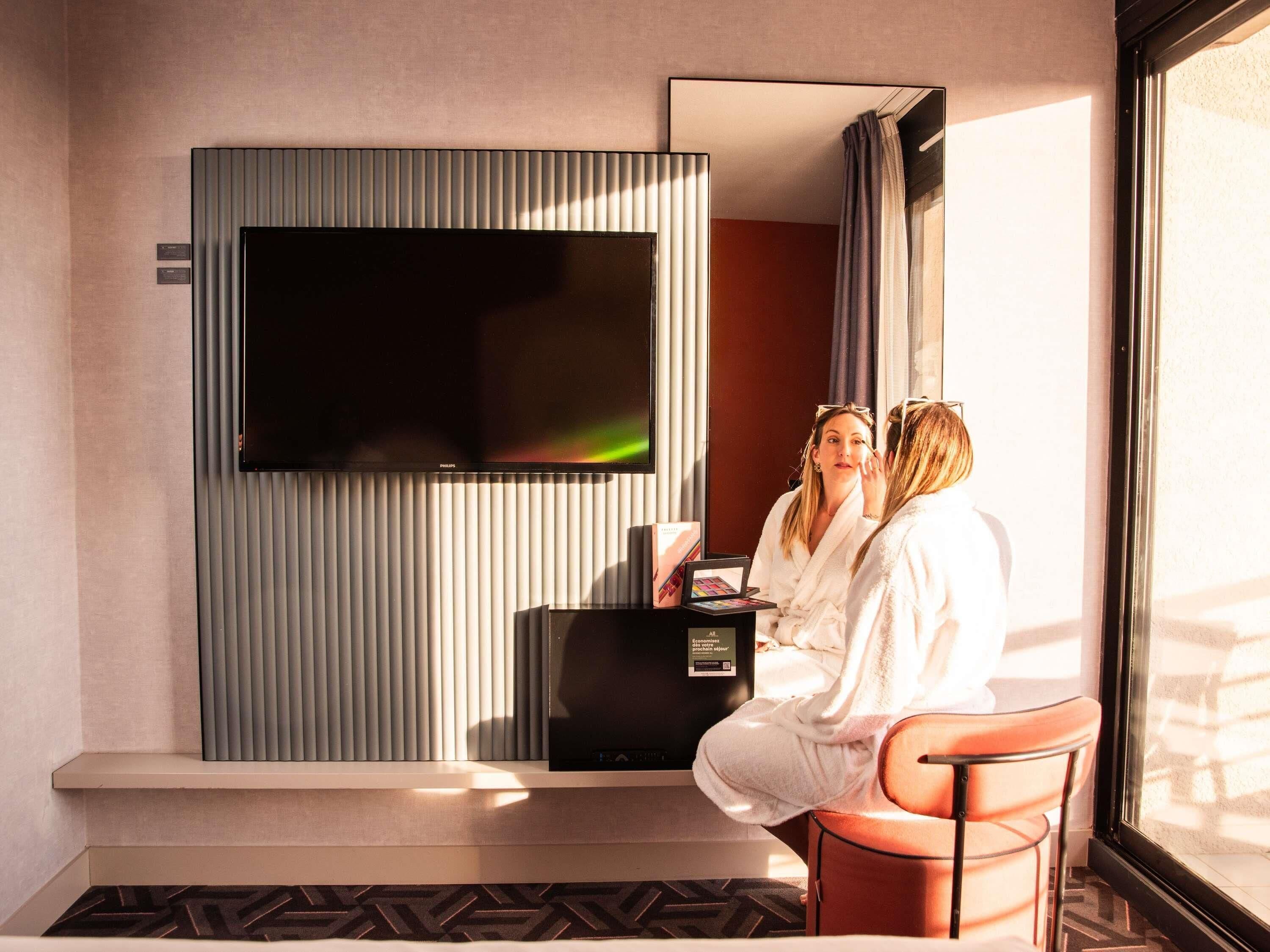 Room, 1 Double Bed | Pillow-top beds, in-room safe, desk, laptop workspace