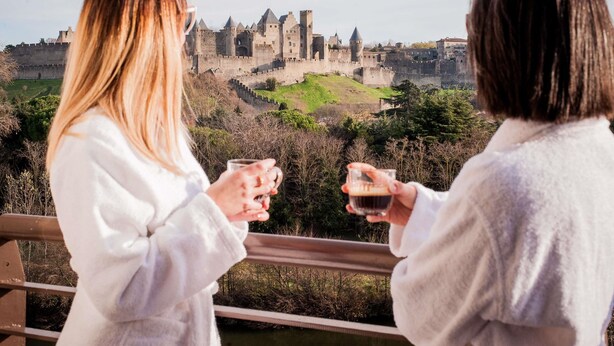Two people overlooking a historic castle with a view of the surrounding landscape. - Tribe Carcassonne (Carcassonne)