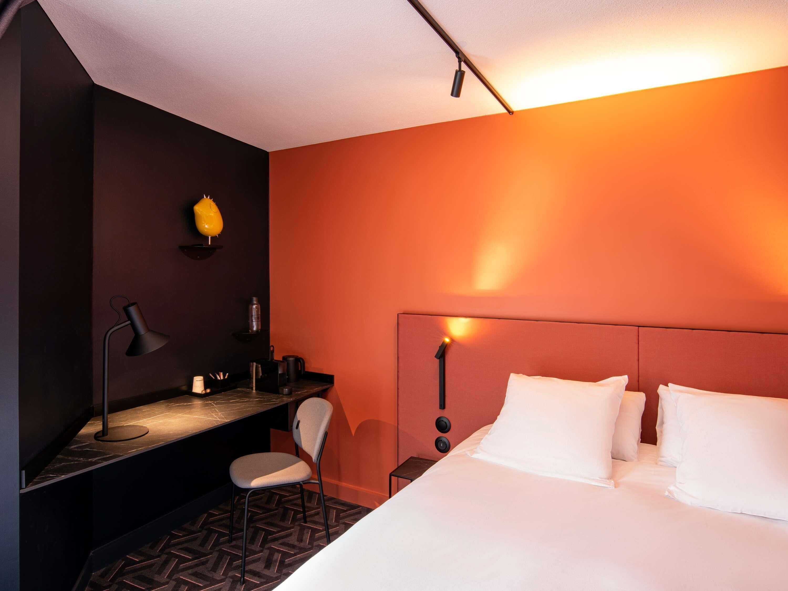 Standard-Doppelzimmer, 1 Doppelbett, Erdgeschoss (Street side) | Pillowtop-Betten, Zimmersafe, Schreibtisch