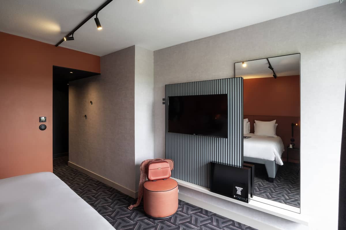 Pillowtop beds, in-room safe, desk, laptop workspace