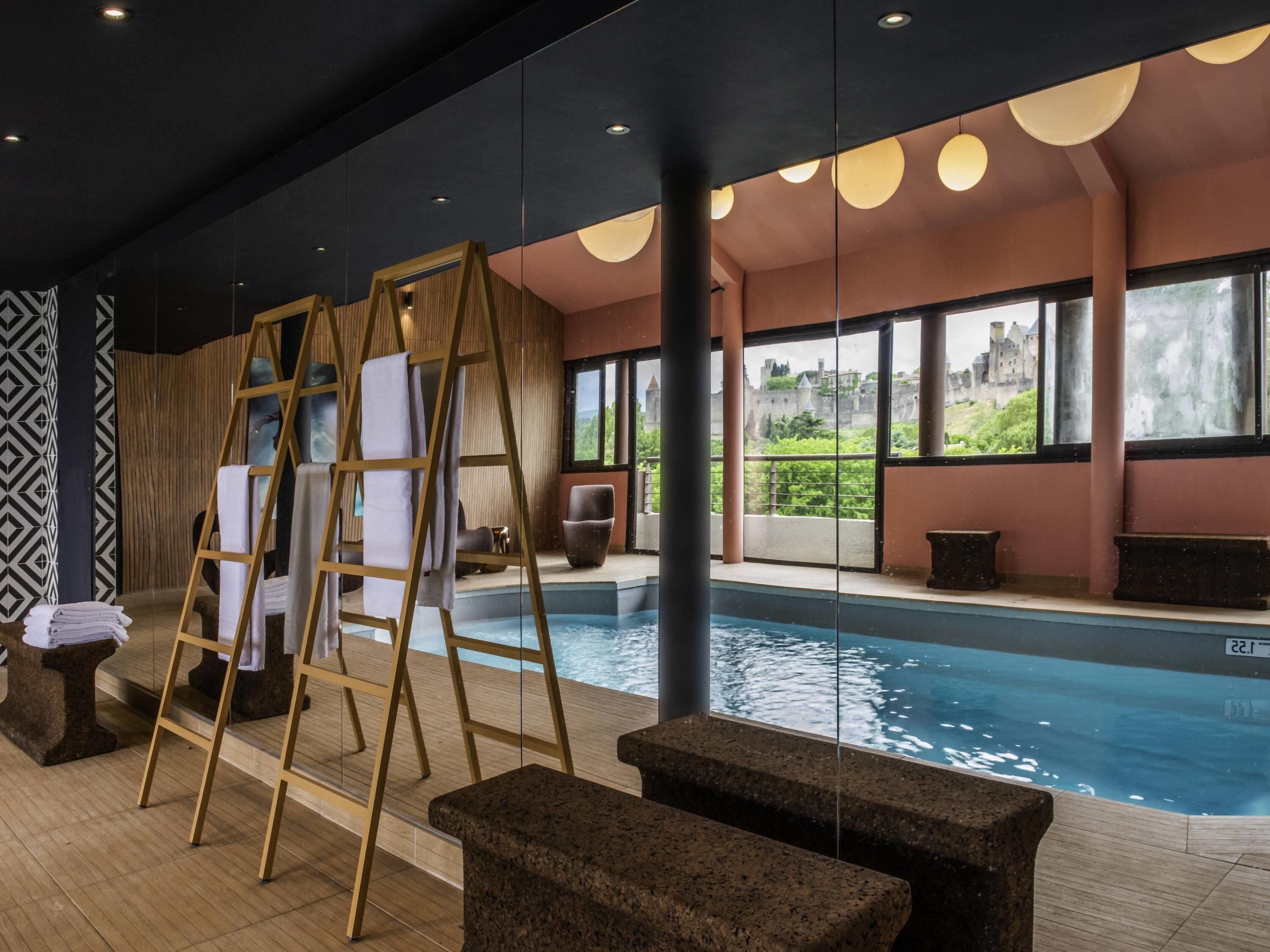 室内游泳池，10:00 至 21:00 开放，日光浴躺椅