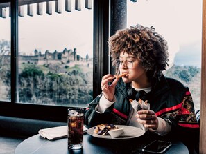 Frokost, lunsj og middag serveres, moderne europeiske retter 