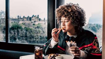 Se sirven desayunos, almuerzos y cenas; cocina europea moderna