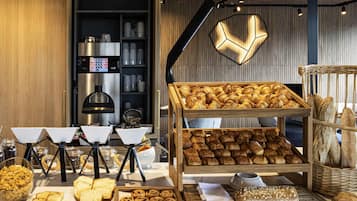 Frukostbuffé varje dag (EUR 18 per person)
