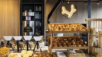 Tägliches Frühstücksbuffet (18 EUR pro Person)