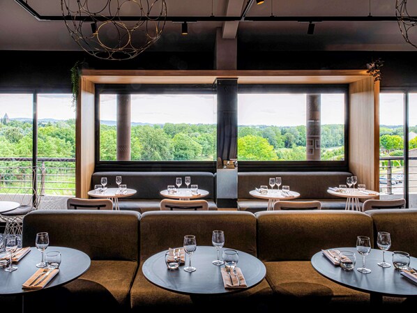 Se sirven desayunos, almuerzos y cenas; cocina europea moderna