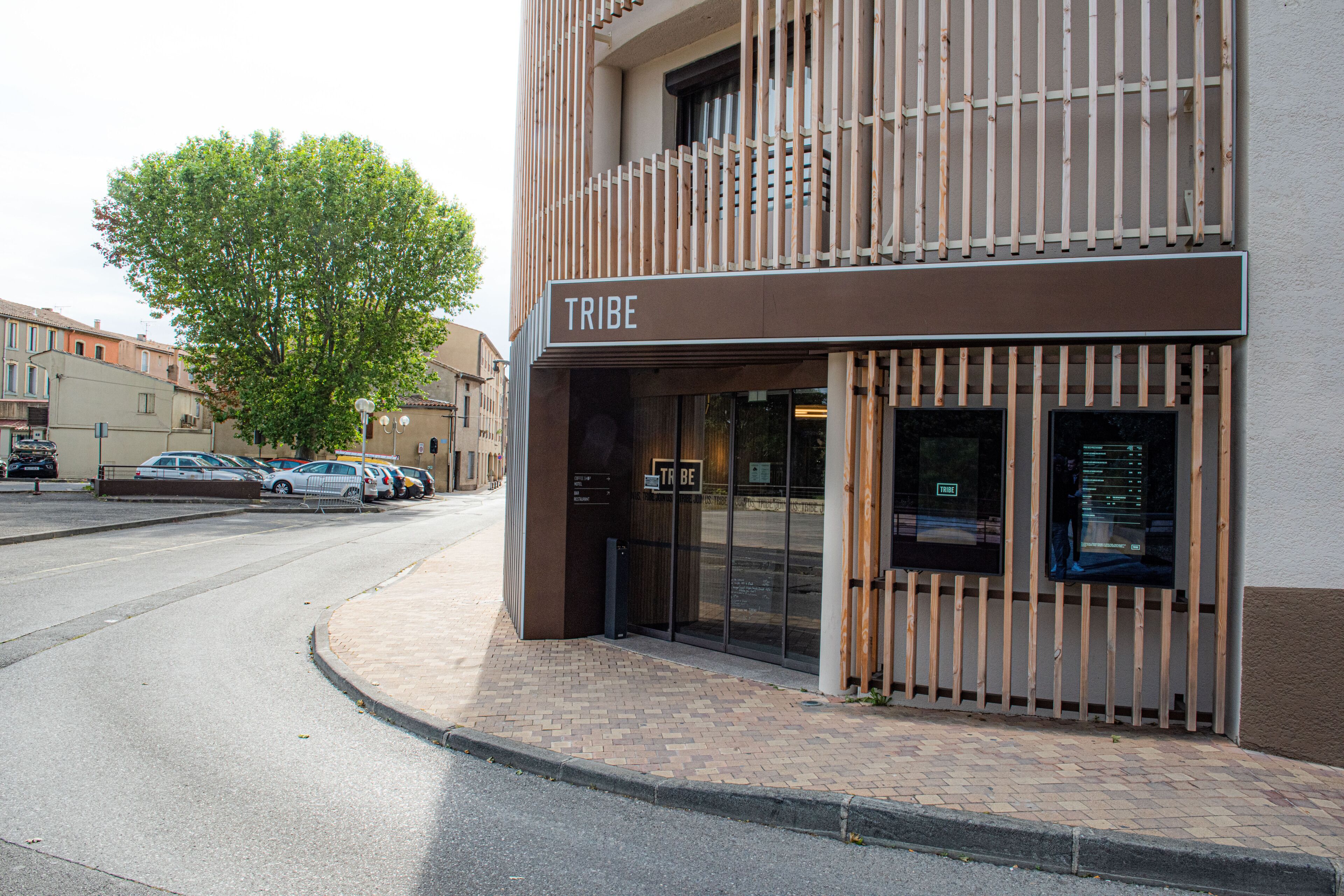 Un edificio con un cartel que dice "TRIBE" en la fachada.