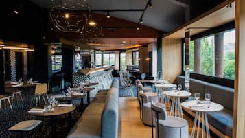 Se sirven desayunos, comidas, cenas y cocina europea moderna