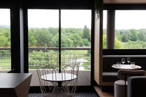 Déjeuner, dîner et souper servis sur place; cuisine européenne moderne
