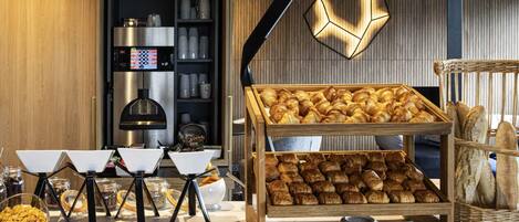 Colazione a buffet, servita tutte le mattine (18 EUR a persona)