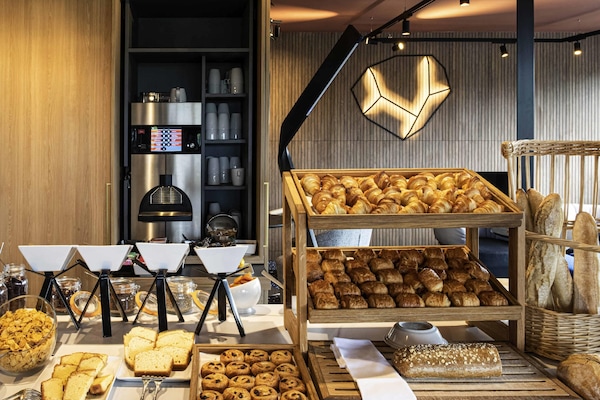 Petit déjeuner buffet (18 EUR par personne)