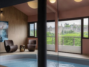 Innenpool, geöffnet von 10:00 Uhr bis 21:00 Uhr, Liegestühle