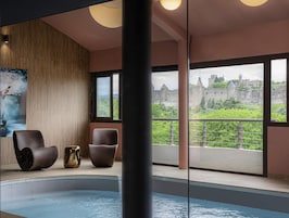 Una piscina techada, sillones reclinables de piscina