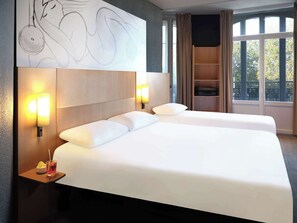 Peralatan tempat tidur premium, meja, langsir/tirai gelap terus