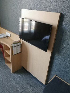 Quarto standard, 2 camas de solteiro | Roupas de cama premium, escrivaninha, cortinas blackout