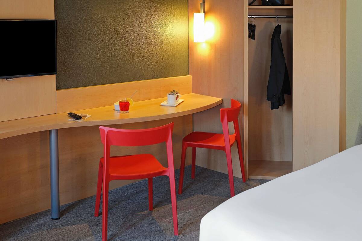 Ropa de cama de alta calidad, escritorio, cortinas opacas