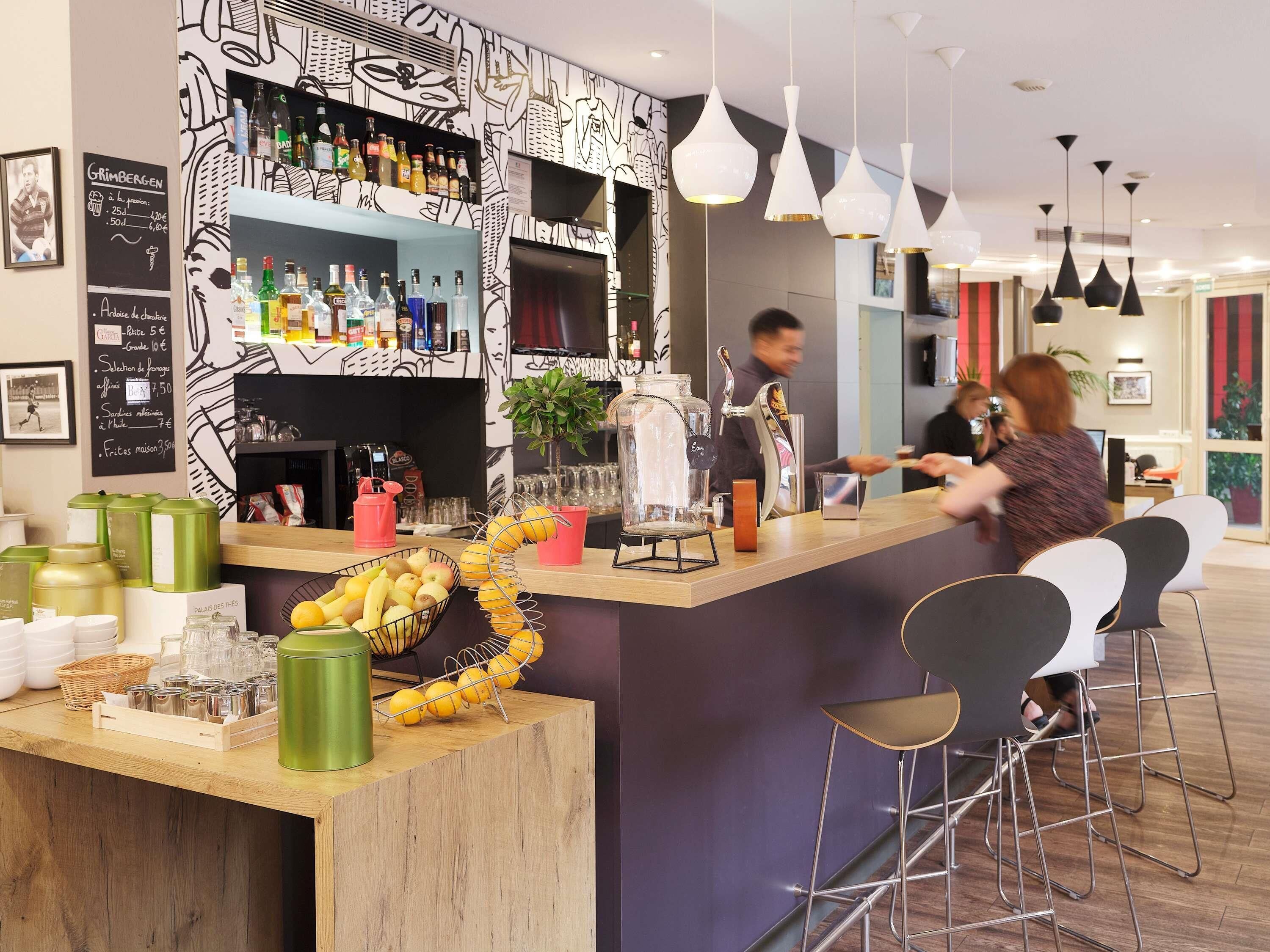 Bar (trong khuôn viên)